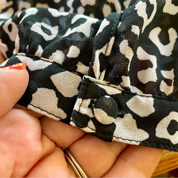 Torrid Blouse Leopard Print Black White Chiffon Surplice Drape Neckline Size 0X - Picture 5 of 11